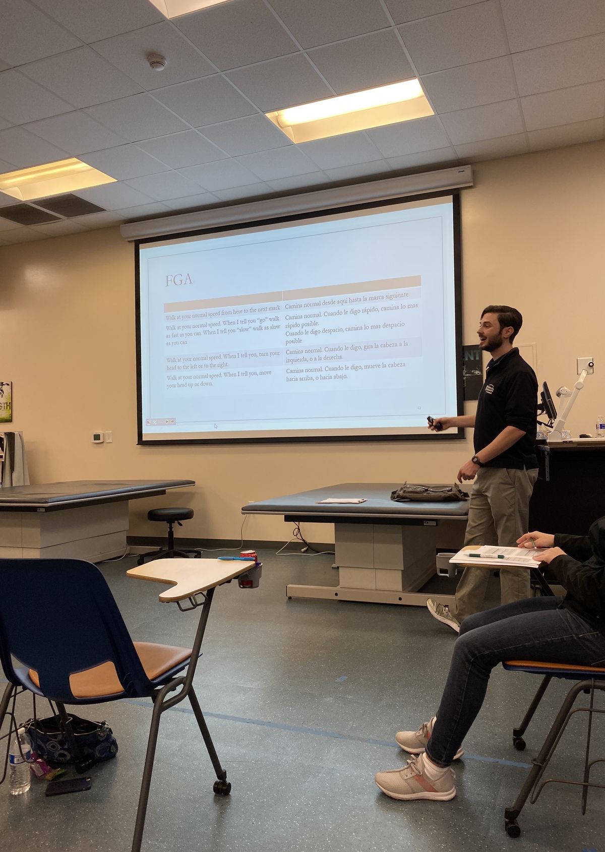 Joshua dando clase a profesionales de la rehabilitación