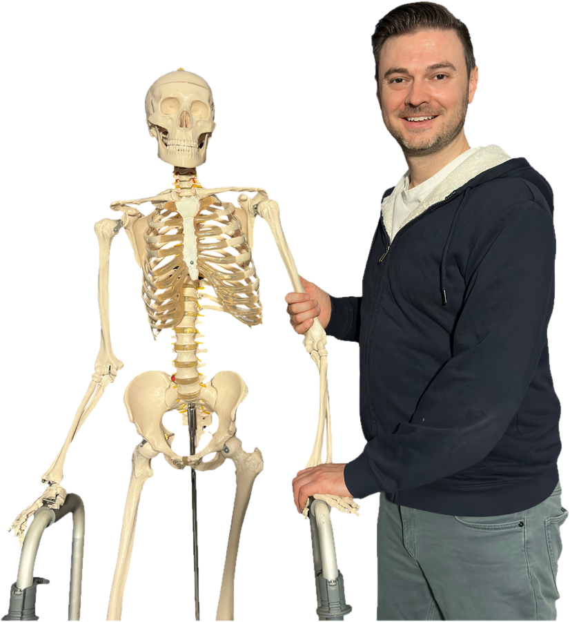Joshua junto a un esqueleto anatómico completo