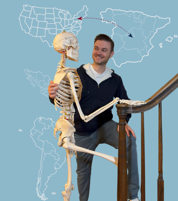 Joshua con un esqueleto sobre un mapa de Estados Unidos y España unidos por una flecha